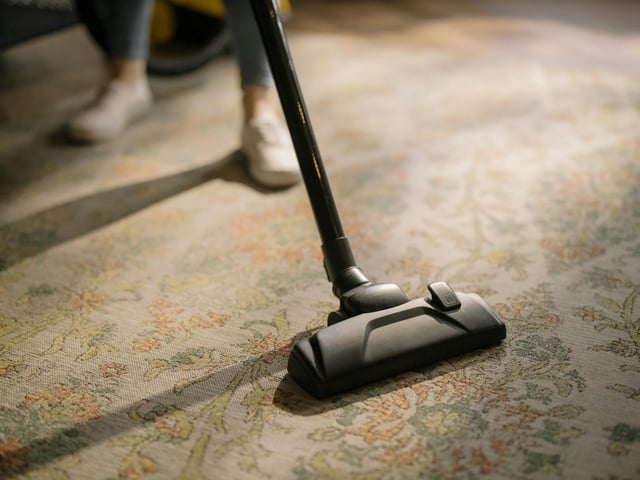 Six budget carpet cleaning machines arranged in a numbered list format