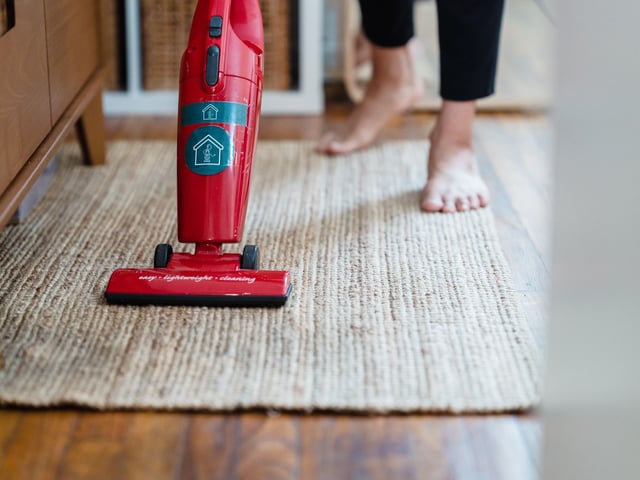 Side-by-side comparison chart of bagged versus bagless HEPA vacuum features